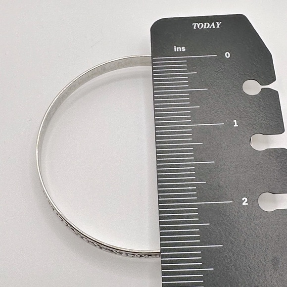 Elegant Sterling Silver Floral Bangle - Picture 4 of 4